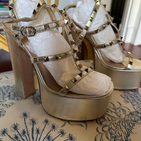 Valentino rockstud metallic platform heel, size 39.5. US size 8-8.5 - Picture 2 of 9